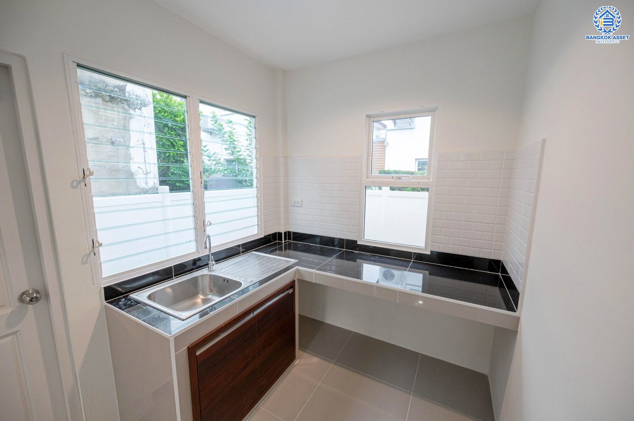 บ้านมือสองตกแต่งใหม่ โครงการ ชวนชื่นโมดัส แจ้งวัฒนะ เนื้อที่ 51.6 ตร.ว. ฟังก์ชัน 3 ห้องนอน 3 ห้องน้ำ จอดรถได้ 2 คัน รองรับทุกการอยู่อาศัย บนทำเลเดินทางเข้า-ออกเมืองสะดวก เชื่อมต่อถนนเลี่ยงเมืองปากเกร็ด, ถนนแจ้งวัฒนะ, ถนนติวานนท์ ใกล้รถไฟฟ้าสายสีชมพู "สถานีเลี่ยงเมืองปากเกร็ด" ทางด่วน "แจ้งวัฒนะ" และเซ็นทรัล แจ้งวัฒนะ